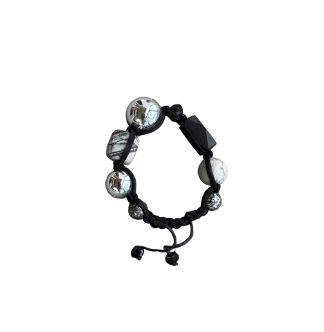 Svart hnýtt armband með silfurlitum kúlum og hvítum perlum með gráum æðum.